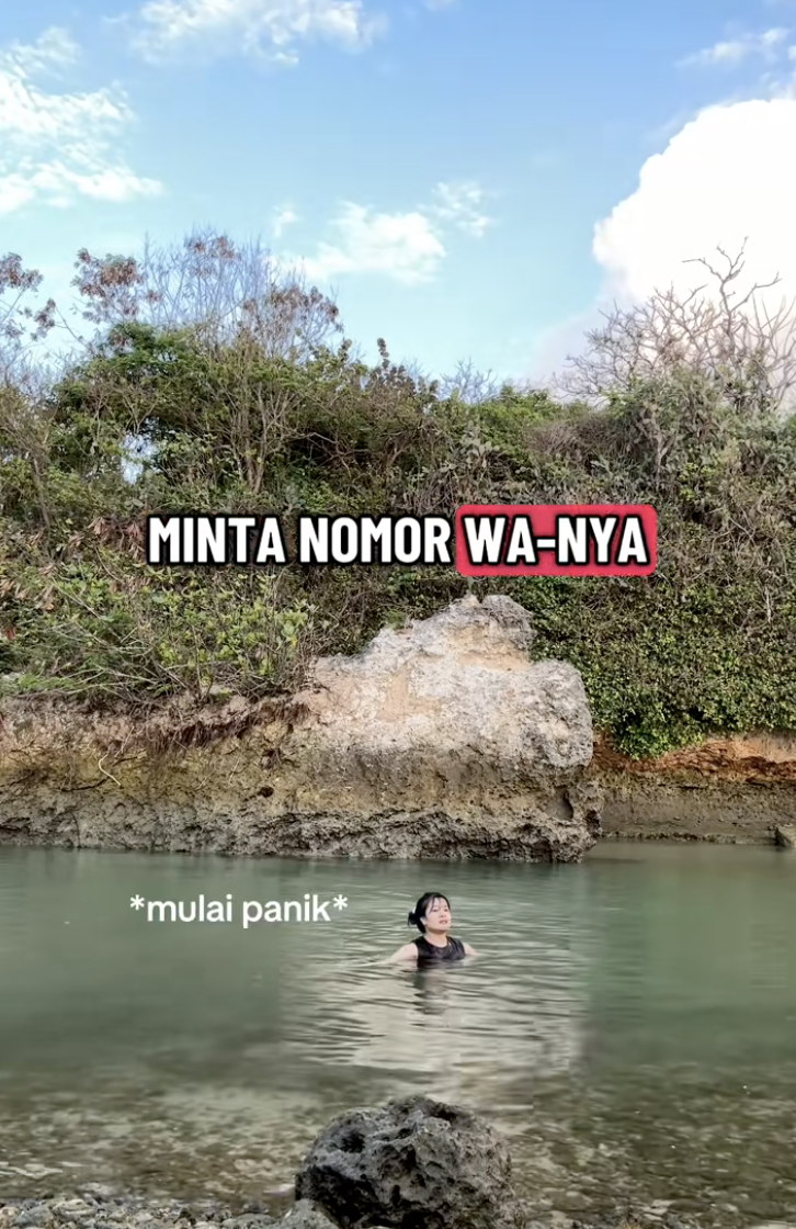 TikToker @sukadino alias Yohana Ginting dihampiri pria tak dikenal saat berenang